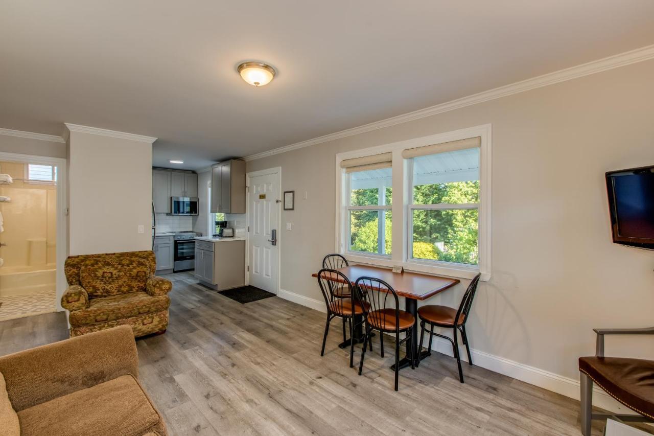 Colonial Shores Motel